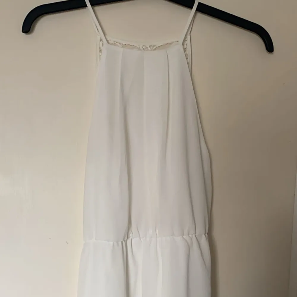 Säljer denna vita klänning från vila i storlek 36, perfekt till skolavslutning/student. Har spets baktill på ryggen. Skriv privat för mer bilder!!. Klänningar.