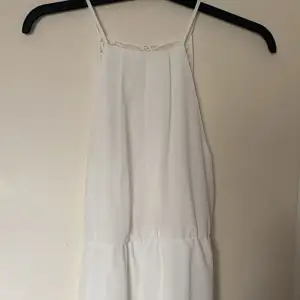 Säljer denna vita klänning från vila i storlek 36, perfekt till skolavslutning/student. Har spets baktill på ryggen. Skriv privat för mer bilder!!