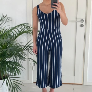 Jumpsuit - Jättefin marinblå randig jumpsuit från Springfield. Superskönt material och nyskick. 🤍🤍Jag är ca 162/163 cm lång