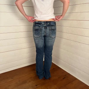 Victoria Beckham jeans - Midjemått(rätt över): 39 Innerbenslängd: 84 Modellen är: 168  Skriv om ni har några frågor💗//Perfectjeans