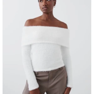 Gina Tricot offshoulder tröja strl. S - Superfin offshoulder tröja som är i nysskick då den är använd en gång i pälsmaterial!