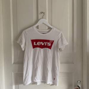 Säljer denna Levis t-shirt då den inte kommer till användning. Är nästan aldrig använd där av ny skick! Det är storlek M men passar även någon med xs och s❤️