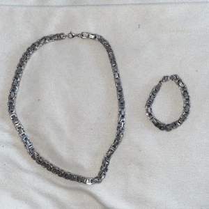 Kejsar Länk och Armband i rostfritt stål,  Halsbandet är 60cm långt och 8mm bred. Armbandet är 20cm långt och 8mm bred.