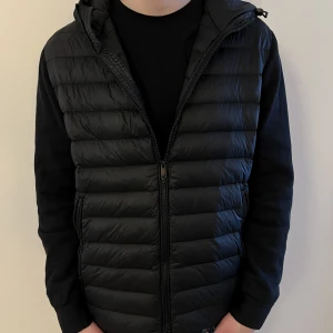 Cardigan - Säljer min cardigan från Massimo Dutti,köpt förra året och modellen säljs inte längre. Pris från 1099!Skriv om du har några frågor!