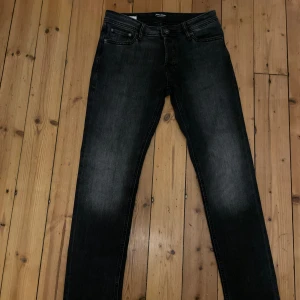 Jack and Jones jeans  - Säljer nu mina mörkgråa Jack and Jones jeans i storlek 29/32 köpt för 400 mitt pris 300 kond 9/10 använd fåtal gånger hör av dig vid frågor eller funderingar 