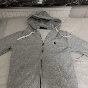 Ralph lauren zip up OG - Fet zip hoodie från polo ralph lauren  Köpt från zalanda några månader tillbaka. Hör gärna av er om ni har funderingar.