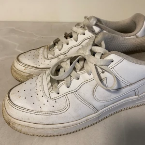 Airforce 1  - Säljer då dem inte kommer till användning längre. Dem är i strl 38.