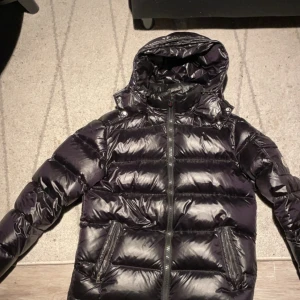 Moncler maya - Hej, säljer min brors moncler maya jacka, storlek (3) pga den ej används då han har andra jackor, skicket  är verkligen 10/10 och alla tags fungerar. 