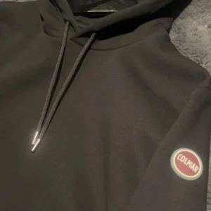 Colmar hoodie - Säljer en fin Colmar hoodie i strl M, då den inte har kommit till användning. Tröjan är inprincip helt ny endast använd 1 gång och är i nyskick. Nypris 1800, mitt pris 700. Pris kan diskuteras!