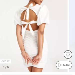 Studentklänning  - Säljer min studentklänning den Nelly. DEN ÄR SLUTSÅLD ÖVERALLT!!! Den är superfin och perfekt för studenten, skolavslutning eller bara sommarklänning. Nypris 600kr