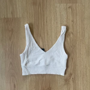 Crop topp  - Super fint linne/crop topp, använd men i fint skick.  Passar XS/S Skriv vid frågor.
