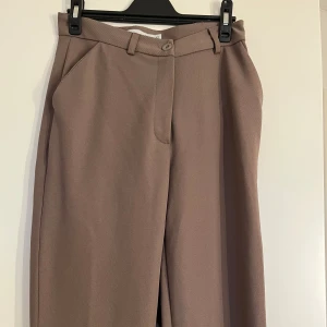 ”Kostymbyxor” - Använt nån gång men säljer då jag inte använt dem sen jag köpte dem. Bara att skriva om du vill ha fler bilder🩷