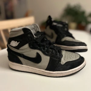 Jordan 1 sneakers - Sneakers i strl 38. Jordan 1. Gråa och svarta. Crease-skydd har använts. 