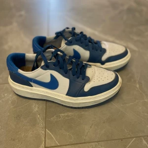 Nike Jordan - Iprincip helt oanvända Nike Jordan.  De är dock använda fåtal gånger så lite uppgångna är dem!  de tvättas såklart innan de skickas!  Pris går att diskutera!🩷