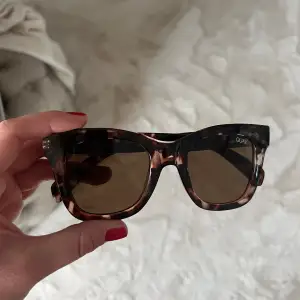 Så snygga solglasögon från quai australia 🩷 knappt använda och i jättebra skick! Köpta för 900! 