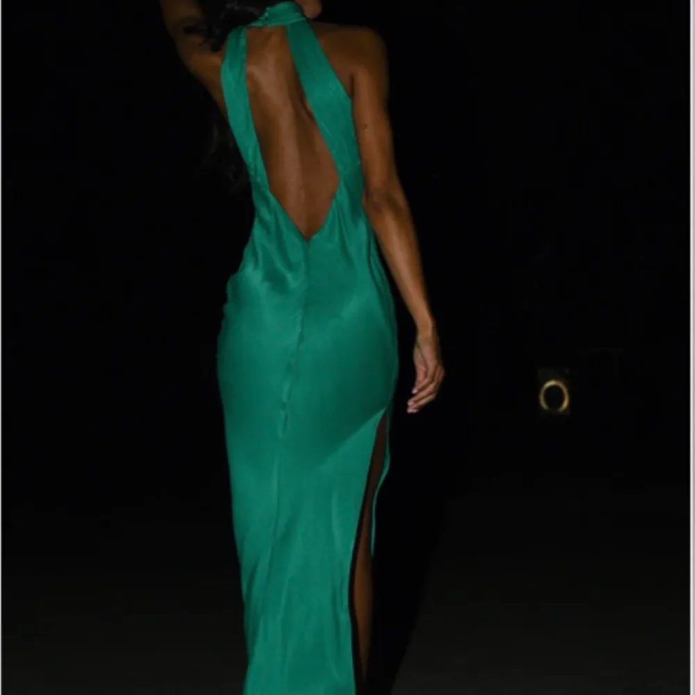 Perfekt balklänning med öppen rygg i en superfin grön färg från meshki! . Klänningar.
