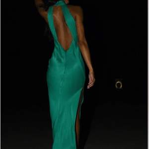 Perfekt balklänning med öppen rygg i en superfin grön färg från meshki! 