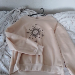 Sweatshirt  - Säljer min sweatshirt då den bara hänger i garderoben. Köptes för ca ett år sen från shein. Aldrig använd (bara testad). Den är i strl S men den är som M. Säljer för 40kr + frakt! 