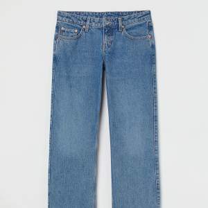 Blåa, lågmidjade jeans från Weekday i modellen Arrow. Säljer då de tyvärr inte kommer till användning längre. Fint skick!