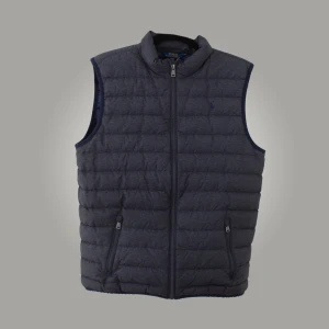 Ralph Lauren Väst - Schysst väst till våren, skick 8,5/10 bara lite nopprig vid ärmarna annars inga synliga tecken på användning. Det är en barnväst i storlek xl (18-20) motsvarar typ en S eller liten M, passar mig som är 180. Skriv för fler bilder🤝