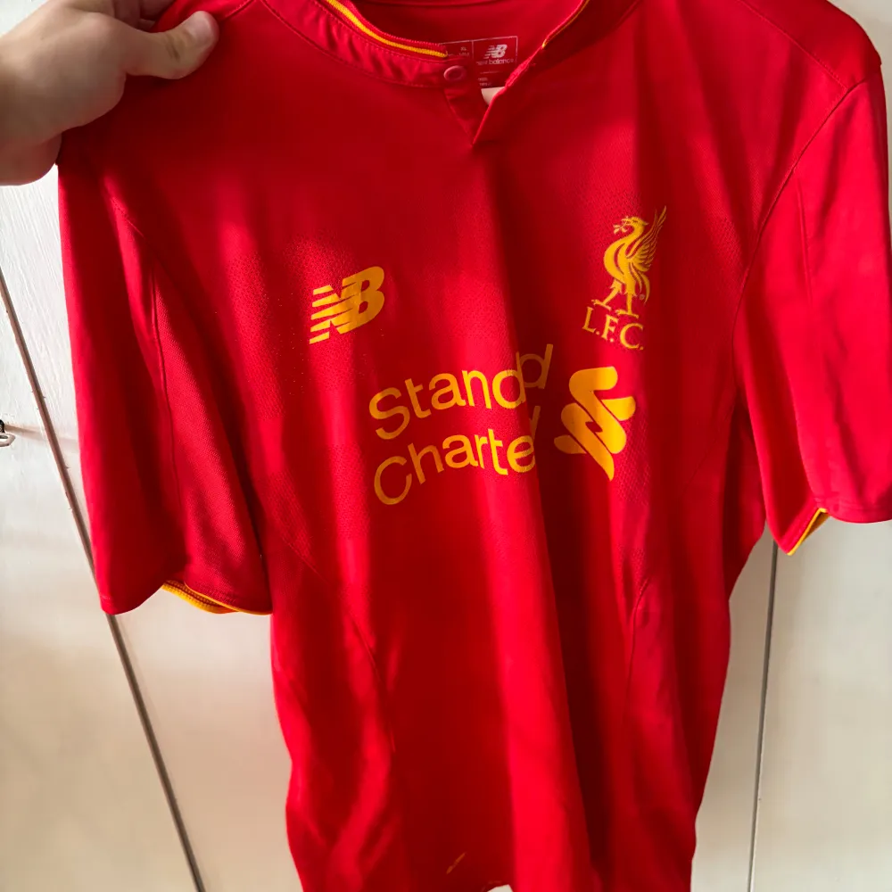 Säljer min liverpool jersey säsong 16-17  Tröjan är köpt på liverpools shop. Nypris på dessa är 1100kr. T-shirts.