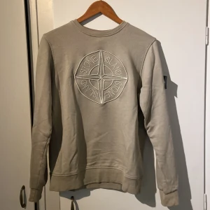 Stone island tröja - Säljer denna nästan helt oanvända stone island tröjan som jag fick av min pappa för ca ett år sen, den kommer inte till användning drf väljer jag att sälja den😊, pris kan diskuteras‼️inga defekter‼️