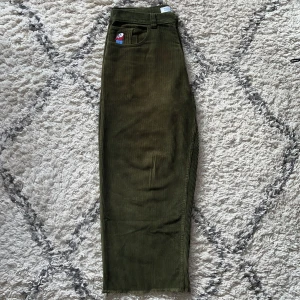 Big boy chords green!🌲✂️🛹👖 - Big boy chords i skogsgrönt!🌲💯 Dessa är skejtade och klippta så inte i toppskick men ändå ok skick! Skejtat mycket ute i solen med dessa så lite solblekta är dem med🌇🛹🌲