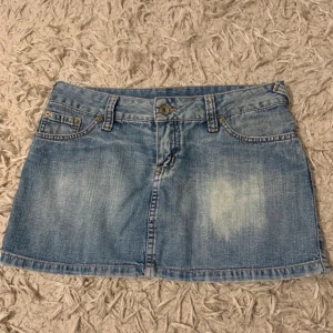 Kort jeanskjol - Supersöt lågmidjad minijeanskjol med söta detaljer på bakfickorna💕 Liite liten i storleken men mellan storlek 34-36 i passformen. Skriv för fler bilder😁