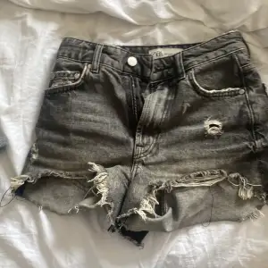 Gråa shorts, från zara. Jättebra passhåll. Är lite för små nu för mig.