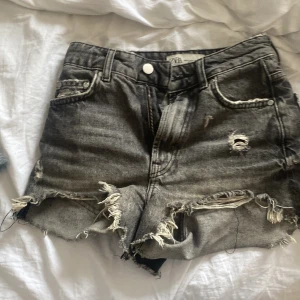 Gråa shorts - Gråa shorts, från zara. Jättebra passhåll. Är lite för små nu för mig.