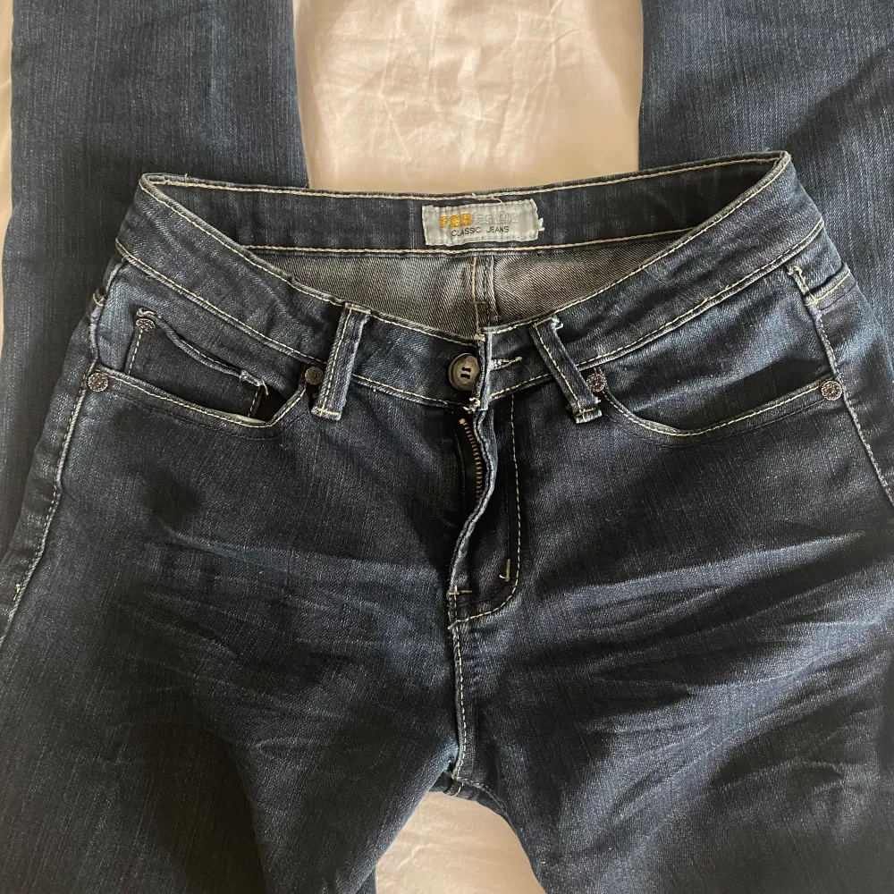 Säljer dessa fina lågmidjade jeansen som tyvärr inte kommer till användning, inte skinny men inte bootcut  Midjemått rakt över: 36cm Innerbens längd: 82cm 🩷🩷. Jeans & Byxor.