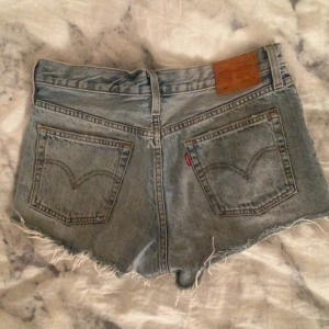 Levis shorts - Trendiga och snygga jeansshorts från Levis i storlek W29. Mid/lowwaist  Tveka inte att skriva om du har några funderingar eller vill se dem på! Kolla gärna in min profil också:)