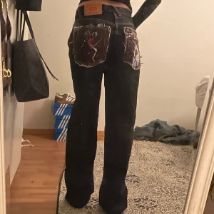 RMC - Världens coolaste jeans som säljs för 4000 kr nypris i storlek 32 passar mig som bär s och är en 170 cm lång