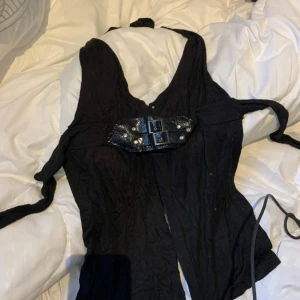 Topp - Neckholder svart topp. Den är one- size vilket betyder att den passar de mesta.