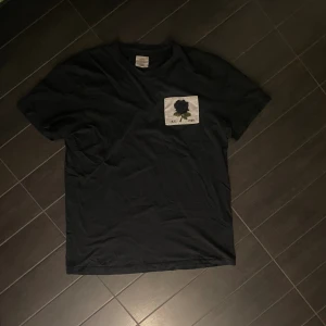 Slutsåld Jacob & Curwen T-Shirt - Slutsåld överallt, extremt sällsynt Nypris: 1100 kr Mycket bra skick, som nyskick Storlek: XL (Sitter som L)