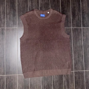 Brun Jack & Jones Tröja - Mycket bra skick! Som nyskick Storlek: XL (Passar även L) Nypris: 700 kr