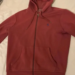 Ralph lauren zip up - En vinröd Ralph Lauren tröja i storlek M, skick 8/10 sjukt snygg och ovanlig. Färgen sticker ut mycket och lätt att matcha.