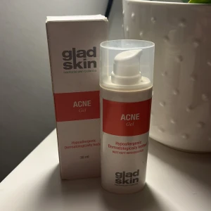 Hudvård - Hudvård från gladskin. Acne gel. Cirka 60% kvar i flaskan. Nypris 300 kr, mitt pris 120 kr.