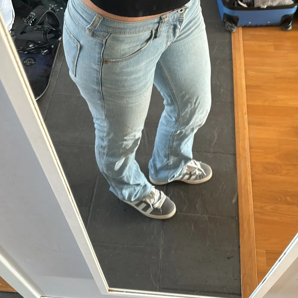 Säljer dessa skit snygga lågmidjade jeans, det står ingen storlek i jeansen men passar mig prefekt som brukar ha S. Jeans & Byxor.