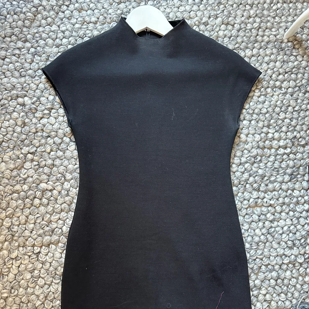 ”Mini dress ” i tjockt tyg med fin passform 🦋 aldrig använd, endast testat! (Liten i storlek!!) . Klänningar.
