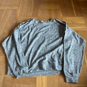 Långärmad  - Grå långärmad tröja med rosa/svart/silvrit mönster på armarna 