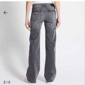 90 JEANS - Köpta med aldrig andvända. Köpte dessa snygga jeansen för ca 2 månader sedan men har aldrig andvändit dom då dom var lite för små för mig.  Om ni vill ha fler bilder skriv ! Nypris 400. 