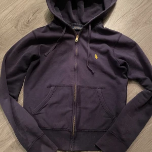Ralph Lauren tröja - Tröjan är i bra skick säljer pga att den är för liten tröjan är storlek S men sitter som xs