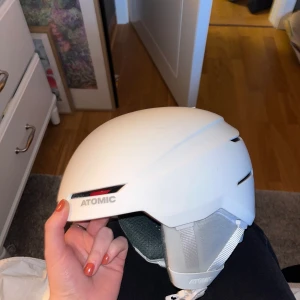 Hjälm - Skidhjälm atomic  Storlek Small Knappt använd, i gott skick Pris 450kr Köparen står för frakt🥰