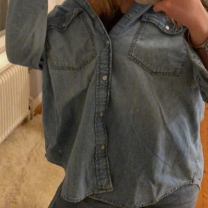 Denim skjorta  - Denim skjorta, använd ett fåtal gånger!✨ Inga defekter, ser ut som ny! Oversized och snygg i passformen🙌🏻