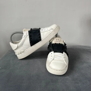 Valentino skor  - Tja! Säljer dessa schyssta valentino skor i storlek 36, skick 9/10 varsamt använda, för fler frågor eller funderingar är det bara att höra av sig mvh Jonte 