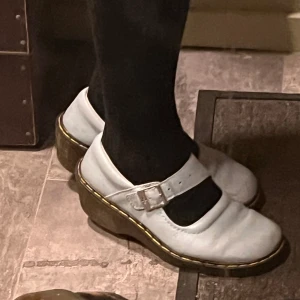 Dr martens Mary Janes blåa - Ljusblåa dr martens Mary Janes💗 Köpa på plick för ett år sen tror jag! Använd ett par gånger. Men jag kan inte ha dem då dem är en storlek för stora för mig🥲