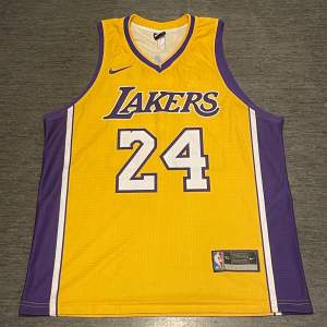 Los Angeles Lakers hemmaställ från 2000-talet med Kobe Bryant på ryggen (#24). Angiven storlek är XL men i verkligheten är den närmare L då linnet är något mindre till designen. Linnet skick är i övrigt mycket gott.