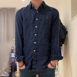 Ralph Lauren linneskjorta - Snygg ralph lauren skjorta i 100% linne. Snygg passform och väldigt bra skick 