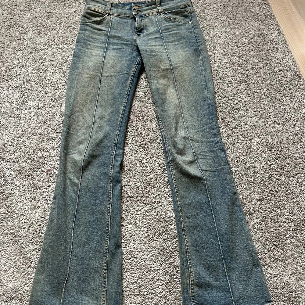 Säljer mina super sköna bershka Jeans 💗jag är 175 cm och dom är på gränsen korta för mig och det är därför jag säljer💗Inga defekter!  Andra bilden är lånad!. Jeans & Byxor.